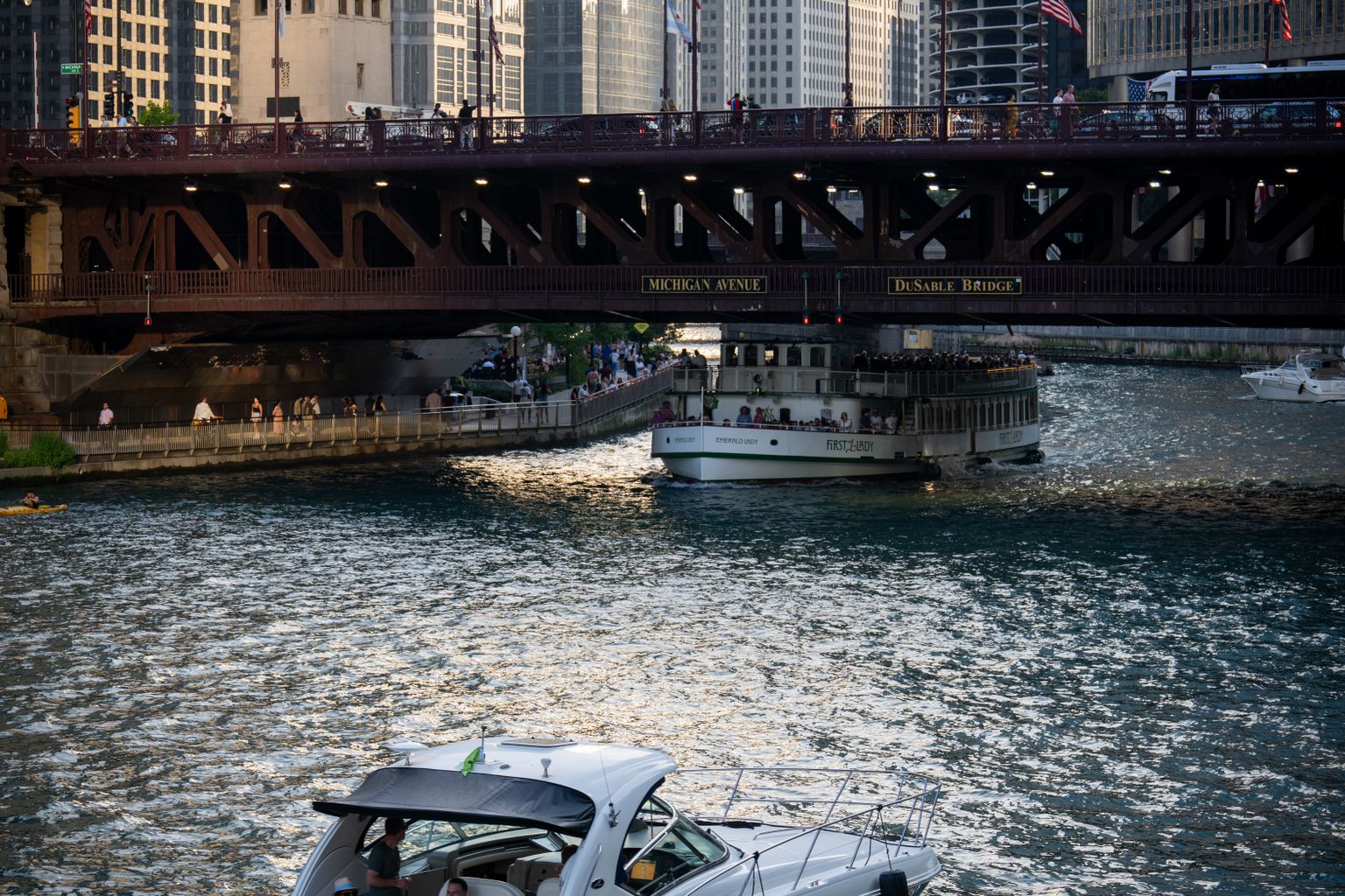 chicago architecture boat tour on the chicago river with skyline and bridge