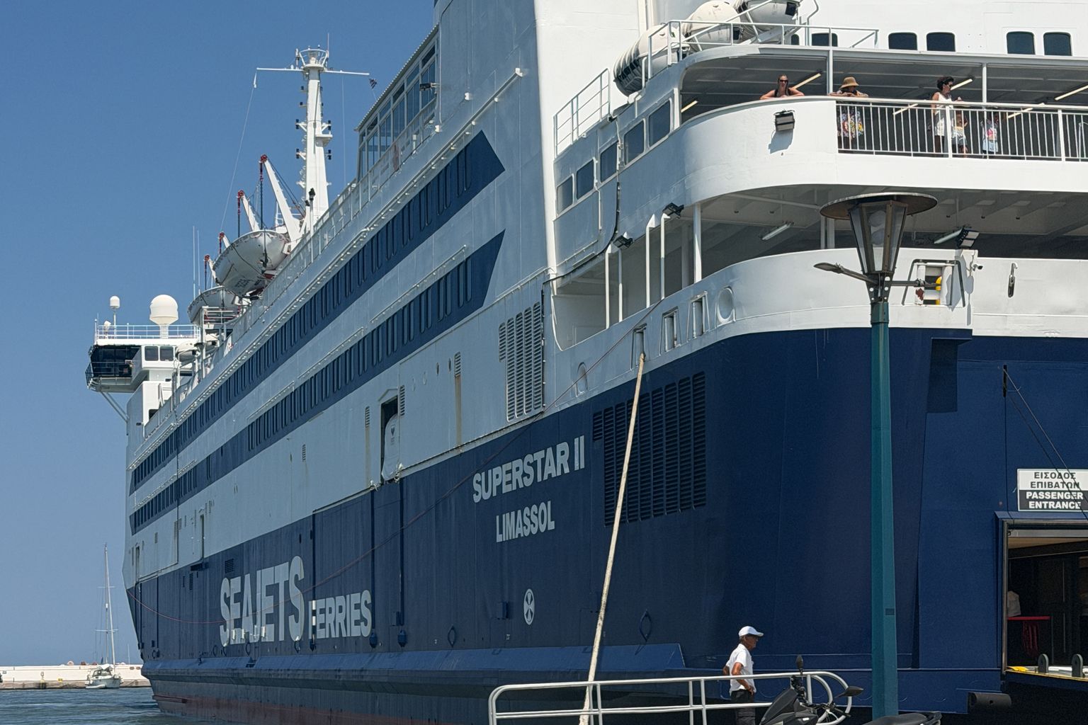 fast ferry from Athens to Santorini, a Seajets high-speed vessel